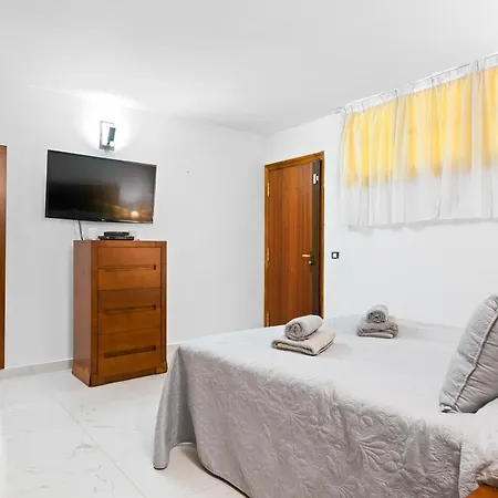 Neptuno Pool And Private Access Puerto de Santiago (Tenerife)